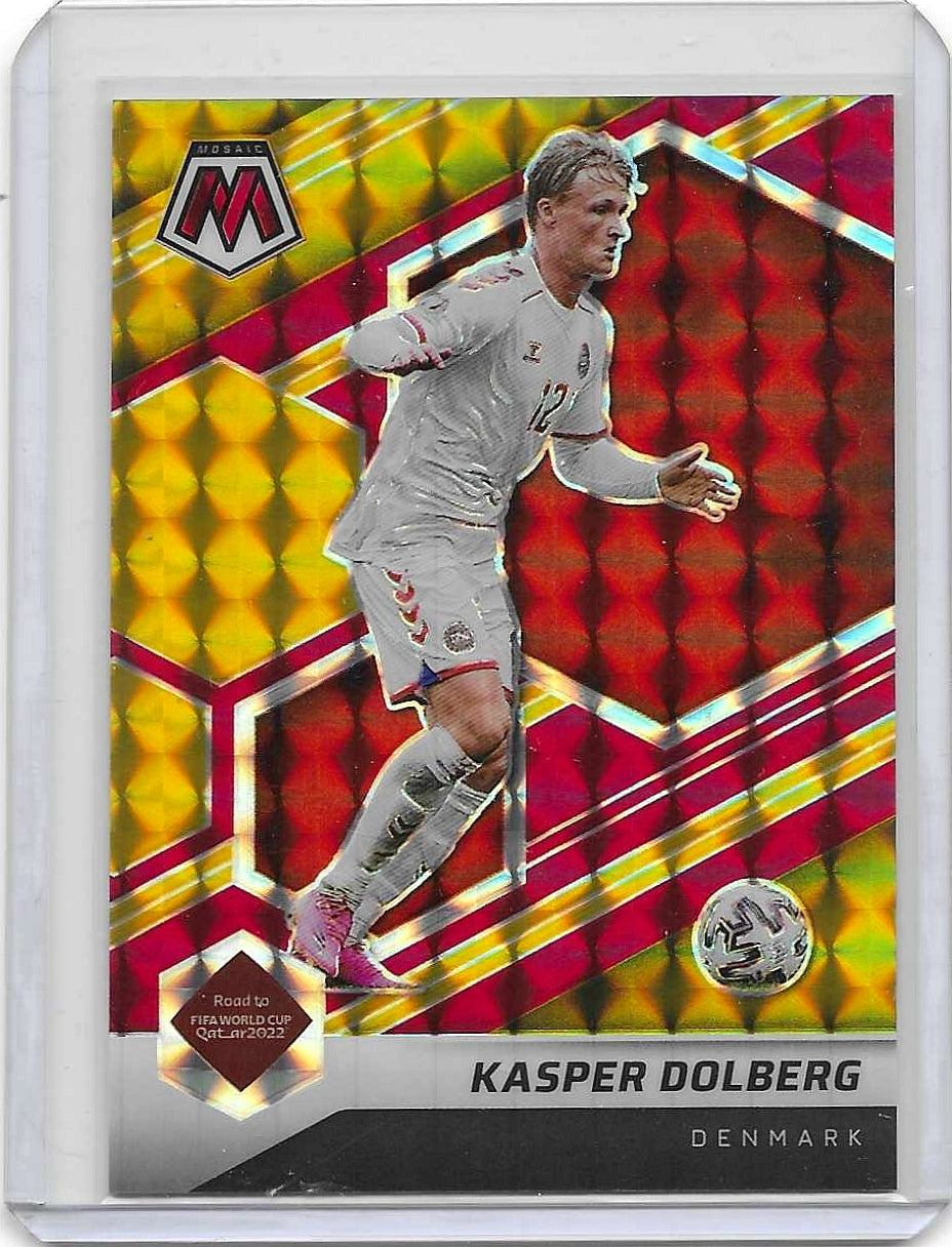 Kasper Dolberg - 2021-22 Panini Mosaic FIFA Road to World Cup - Choice Red & Gold Mosaic Prizm /88 - Danmark